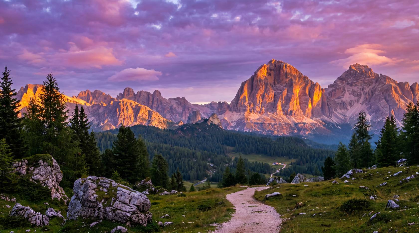 Bergpfad in den Dolomiten bei Sonnenuntergang